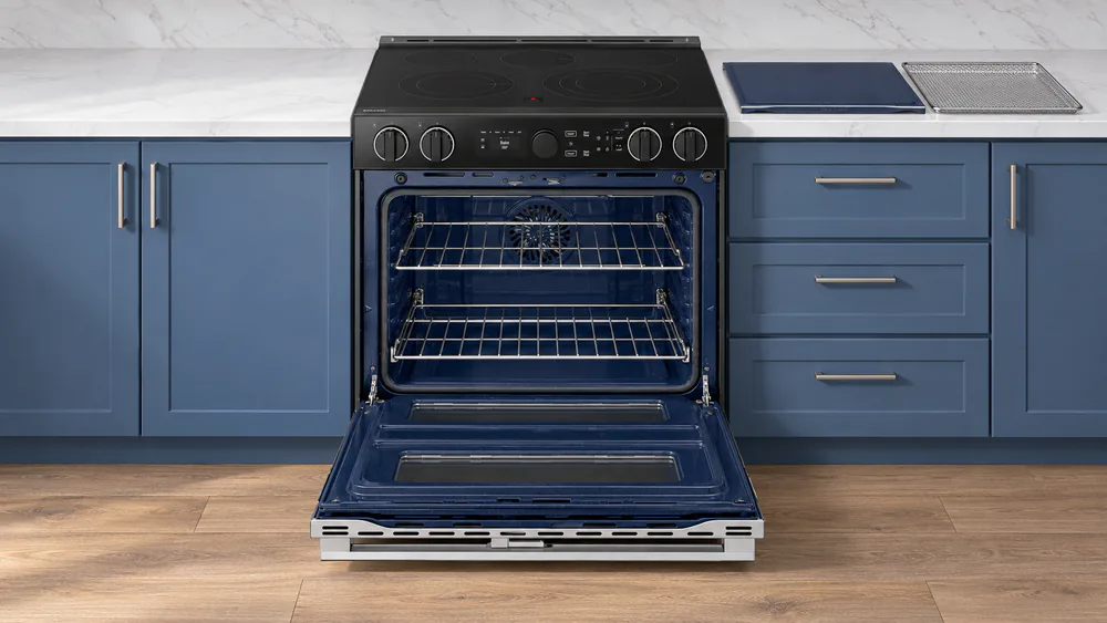 The open oven of a Samsung Bespoke Flex Duo range with the removable divider taken out and set on the counter beside the air fry tray