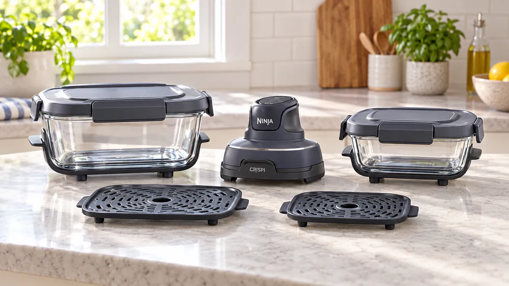 The Ninja Crispi system on a counter: the detachable PowerPod, 4-qt and 6-cup glass containers with snap-lock lids, and two crisper plates.
